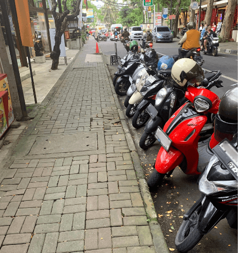 サヌール繁華街の通りの様子