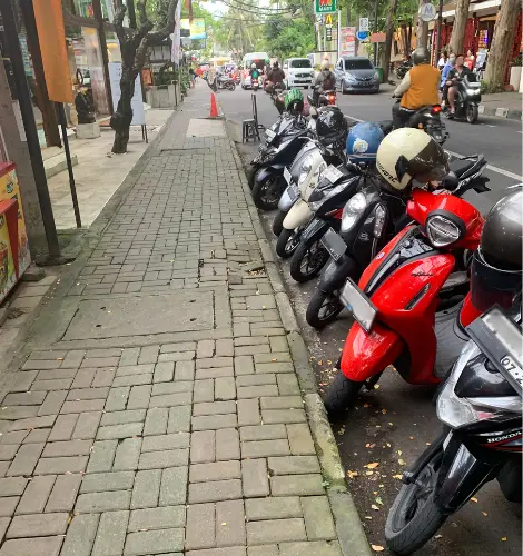 サヌール繁華街の通りの様子